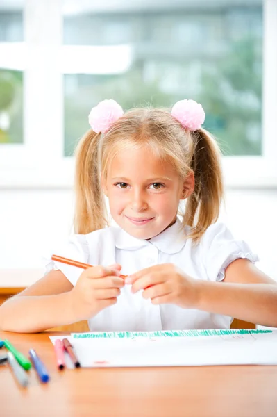Μικρό κορίτσι ψάχνει για ένα σχέδιο έννοια πανουργία ζωγραφική εικόνα — Φωτογραφία Αρχείου