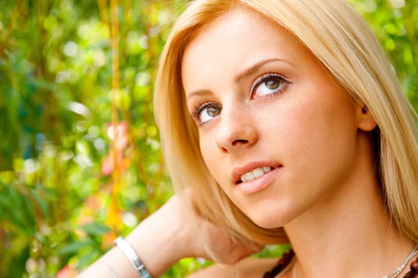 Ansikte av den unga vackra sexiga kvinnan utomhus — Stockfoto