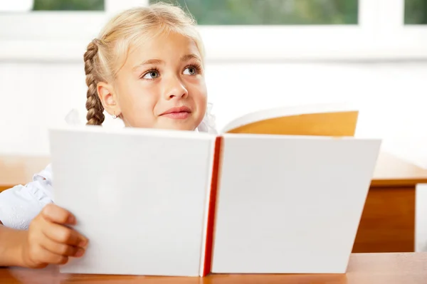 Imagen de un niño inteligente leyendo un libro interesante en el aula. Hori. — Foto de Stock