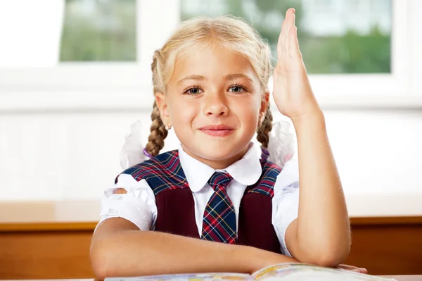 Ritratto di una giovane ragazza a scuola alla scrivania.Colpo orizzontale . — Foto Stock