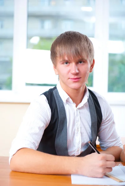 Πορτρέτο του αρσενικό εικοσιπεντάχρονο φοιτητή που σπουδάζει στην τάξη — Φωτογραφία Αρχείου