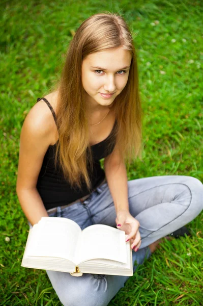Schöne Studentin im Freien mit einem Buch im Campus Park — Stockfoto
