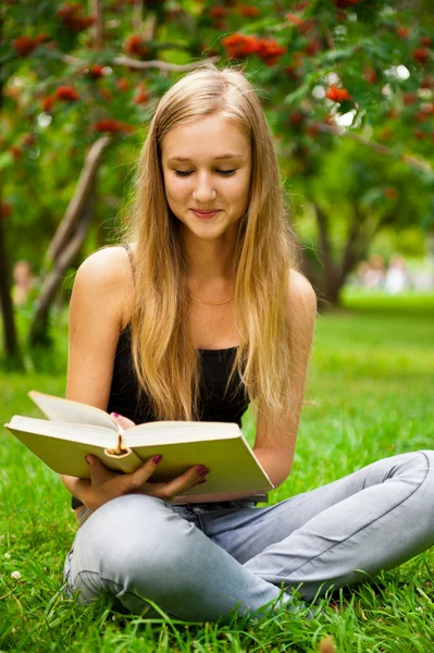 Hermosa estudiante al aire libre con un libro en el parque del campus — Foto de Stock