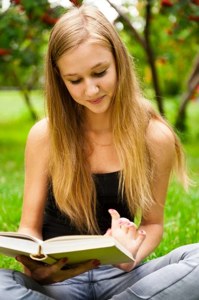 屋外キャンパス公園で本の美しい女生徒 — ストック写真