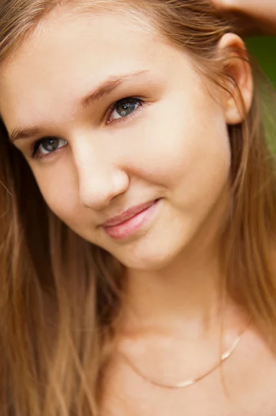Портрет молодой красивой улыбающейся женщины на открытом воздухе — стоковое фото