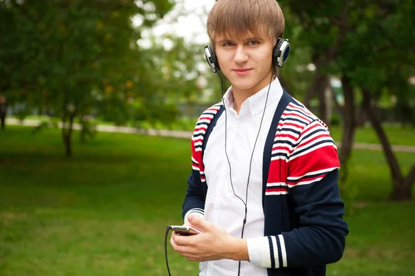 Cours de langue pour étudiants en écoutant des écouteurs en dehors de l'école — Photo
