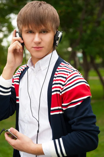 学生听力语言课程在学校之外的耳机 — 图库照片