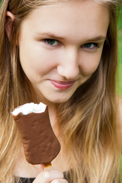 Portret van de jonge mooie lachende vrouw buitenshuis eten ic — Stockfoto