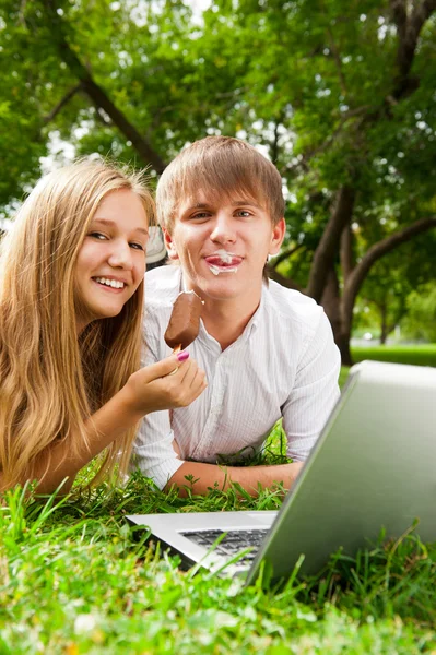 Étudiants utilisant ordinateur portable sur la pelouse du campus — Photo