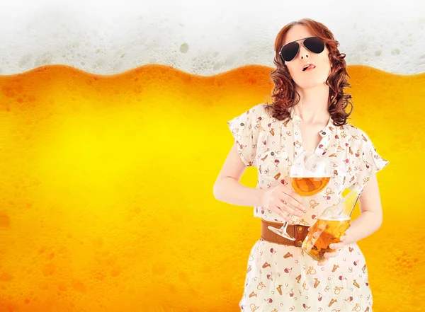 Bardak ve şişe dolu tutan sıcak seksi kadın, parlak posteri — Stok fotoğraf