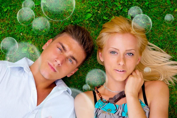 Porträt eines süßen Paares, das in Seifenblasen verliebt ist. p — Stockfoto