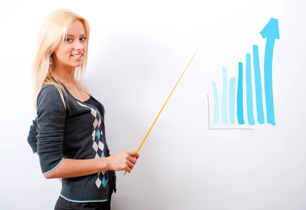 Молодой учитель бизнеса показывает растущую прибыль с графиком на Уит — стоковое фото
