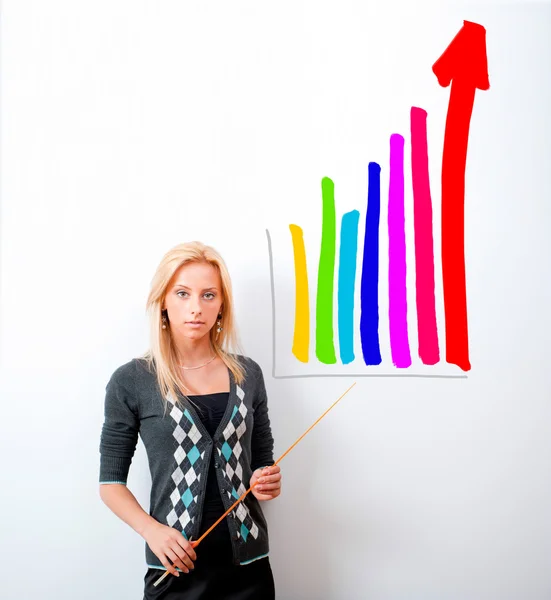 Giovane insegnante di business mostrando crescente profitto con grafico su whit — Foto Stock