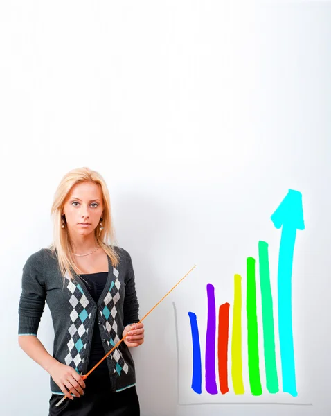 Professora de negócios jovem mostrando lucro crescente com gráfico no whit — Fotografia de Stock