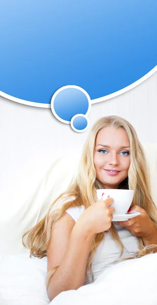 Usmívající se žena pít kávu, ležící na posteli doma nebo v hotelu. — Stock fotografie