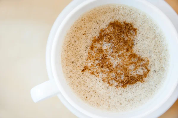 Liebestasse, Herzzeichnung auf Latte-Art-Kaffee — Stockfoto