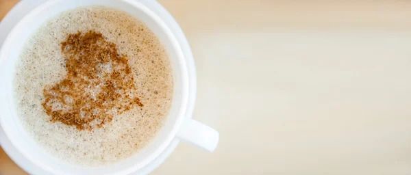 Liebestasse, Herzzeichnung auf Latte-Art-Kaffee — Stockfoto