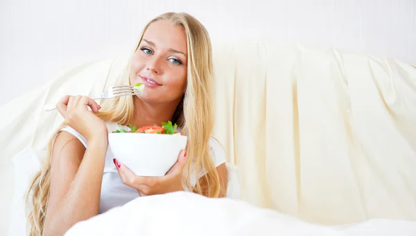 健康的な食事を持つかなり白人女性のクローズ アップの肖像画 — ストック写真