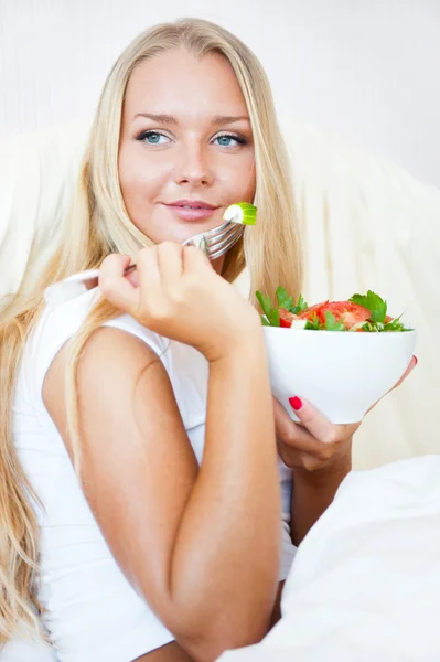 Retrato de close-up de uma bela garota delgada comendo comida saudável — Fotografia de Stock