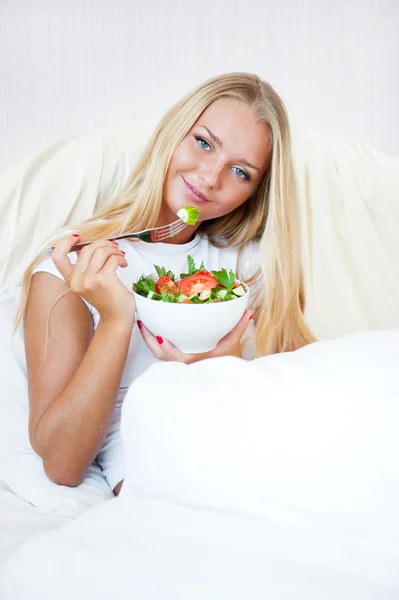 Closeup portrait of a beautiful slender girl eating healthy food — Stock Photo, Image