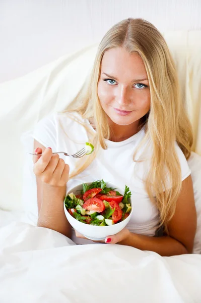 Крупним планом портрет красивої білої жінки, що має здорову дієту — стокове фото