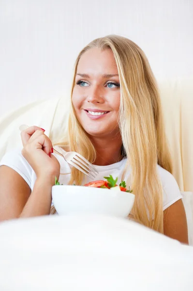Zbliżenie portret pięknej dziewczyny smukłe zdrowe jedzenie — Zdjęcie stockowe