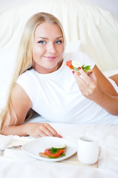 Femme prenant le petit déjeuner au lit. Petit déjeuner continental sain. Ca. — Photo