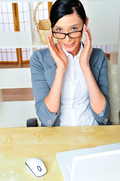 Biznes kobieta myśli o czymś podczas pracy — Zdjęcie stockowe