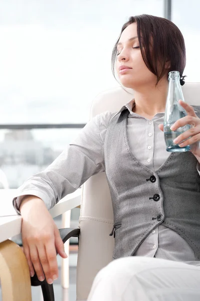 Bella donna d'affari pensando a qualcosa mentre beve — Foto Stock