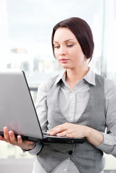 美丽的商业女性集中在计算机上工作时 — 图库照片