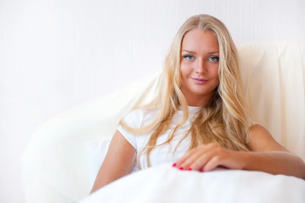 Portret młodej kobiety relaksującej się na łóżku — Zdjęcie stockowe