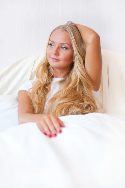 Портрет молодой женщины, отдыхающей на кровати — стоковое фото