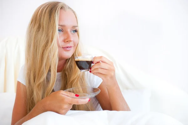 Retrato de close-up de uma jovem mulher bonita tomando uma xícara de café — Fotografia de Stock