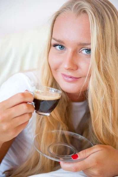 Primo piano ritratto di una bella giovane donna che prende una tazza di caffè — Foto Stock