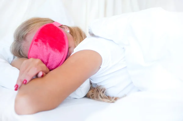 Närbild porträtt av en söt ung kvinna som sover på säng weari — Stockfoto