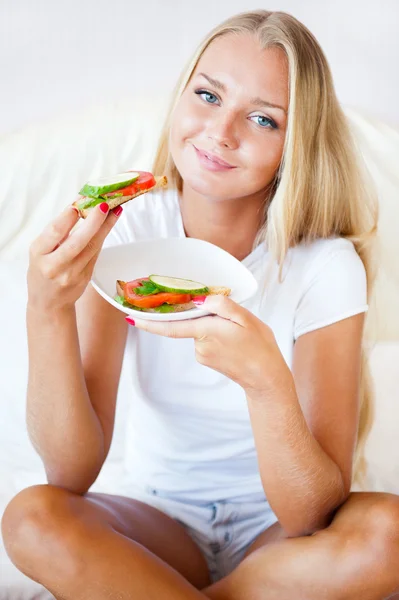 Vrouw ontbijten in bed. gezond ontbijt. ca — Stockfoto