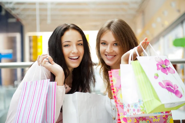 Två glada shopping kvinna tillsammans inne i köpcentret. horiso — Stockfoto