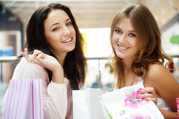 两个激动的购物女人在一起里面的购物商场。horizo — 图库照片