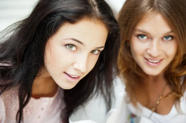 Zwei Frauen flüstern und lächeln beim Einkaufen im Einkaufszentrum — Stockfoto