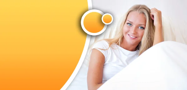 Jeune femme blonde profitant d'une matinée ensoleillée au lit — Photo