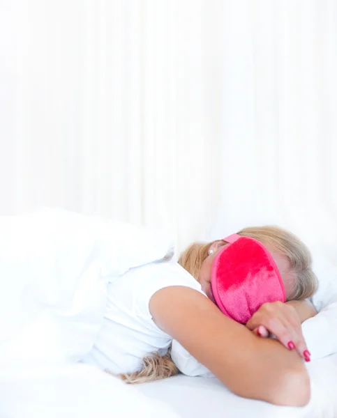ベッド weari 上で眠っているかわいい若い女性のクローズ アップの肖像画 — ストック写真