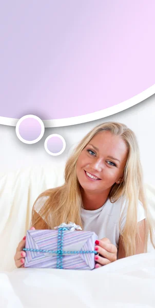 Slaapkamer verrassingspresentje - gelukkig jongedame in slaapkamer — Stockfoto