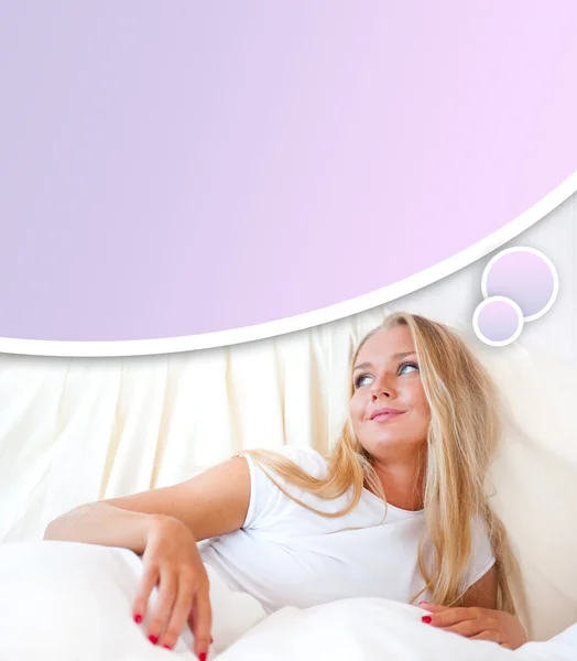Jonge blonde vrouw genieten van een zonnige ochtend in bed — Stockfoto
