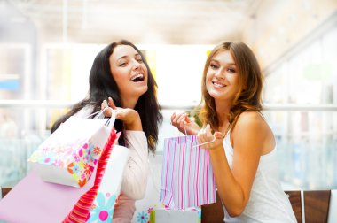iki alışveriş merkezi içinde birlikte alışveriş kadın heyecan. horizo