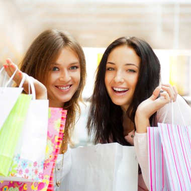 iki alışveriş merkezi içinde birlikte alışveriş kadın heyecan. horizo