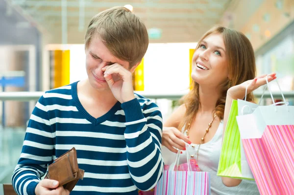 Vrouw kan niet stoppen met winkelen bij mall — Stockfoto