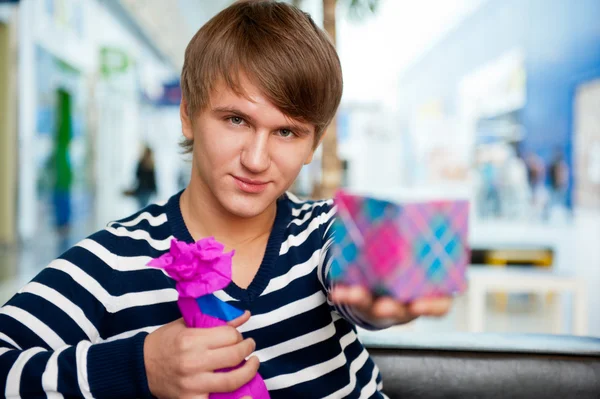 Portret van een jonge man in winkelcentrum permanent ontspannen en — Stockfoto