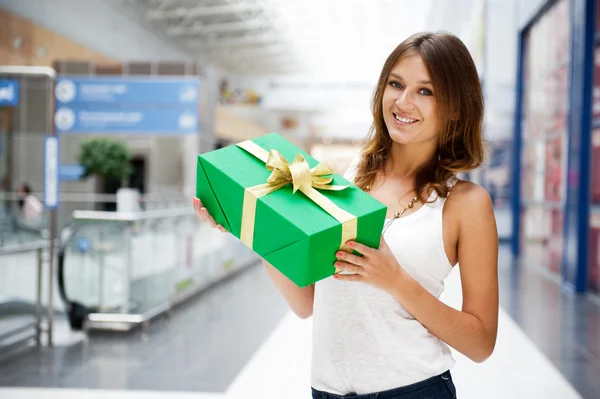 Retrato de jovem animado bonita mulher de pé dentro de compras — Fotografia de Stock