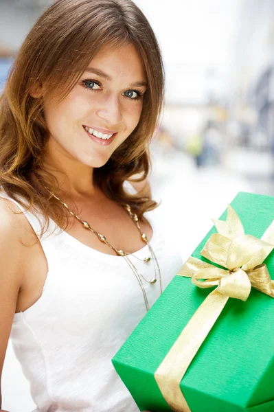 Porträt einer jungen aufgeregten hübschen Frau beim Einkaufen — Stockfoto