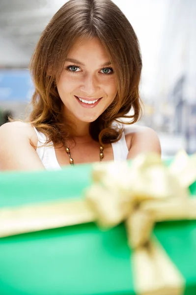 Retrato de la joven mujer bonita emocionada de pie dentro de las compras — Foto de Stock